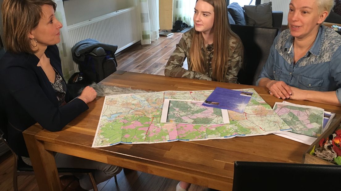 De 14-jarige Naomi van Veenendaal uit Kesteren is een actie begonnen om geld in te zamelen voor het KWF. Haar moeder heeft borstkanker en is ongeneeslijk ziek. In 2015 overleed de oma van Naomi aan kanker. Naomi komt in actie omdat dit het enige is dat ze voor haar gevoel nog kan doen.