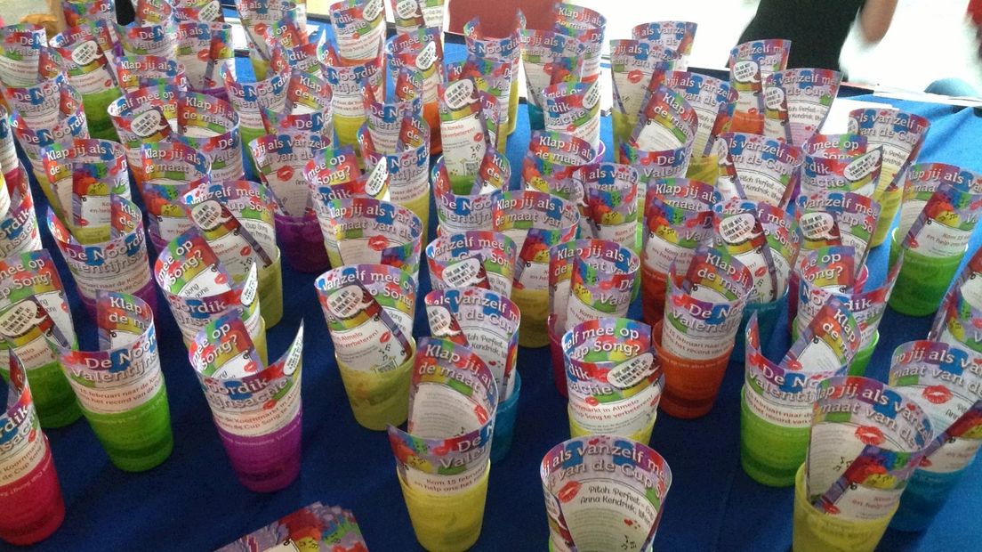 De bekers voor de Cup Song
