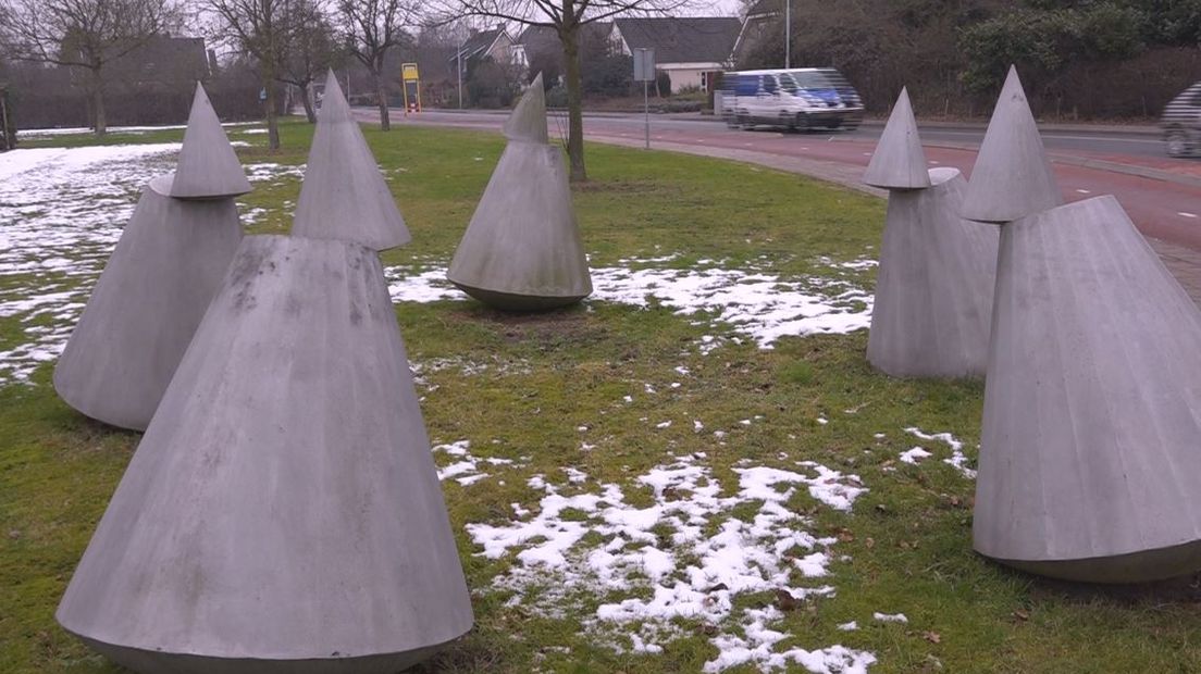 Vijf kegeltjes staan op een grasveldje bij het binnenrijden van Epse. Ze staan in een kring en lijken als tuimelaartjes naar elkaar toe te bewegen. Een rondedansje is het haast.