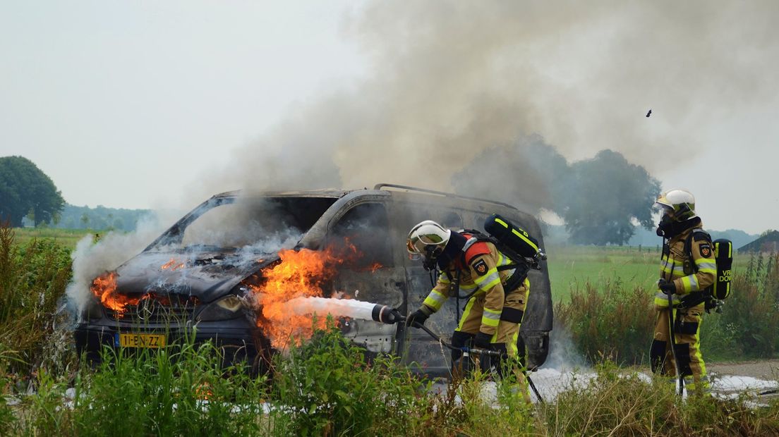 Brandweer blust autobrand