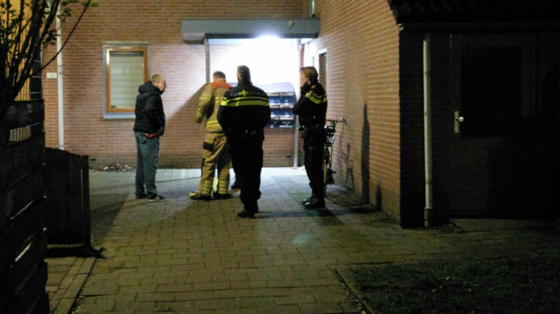 De politie doet zondagavond onderzoek naar een drugslaboratorium. Ook de brandweer is daarbij aanwezig.