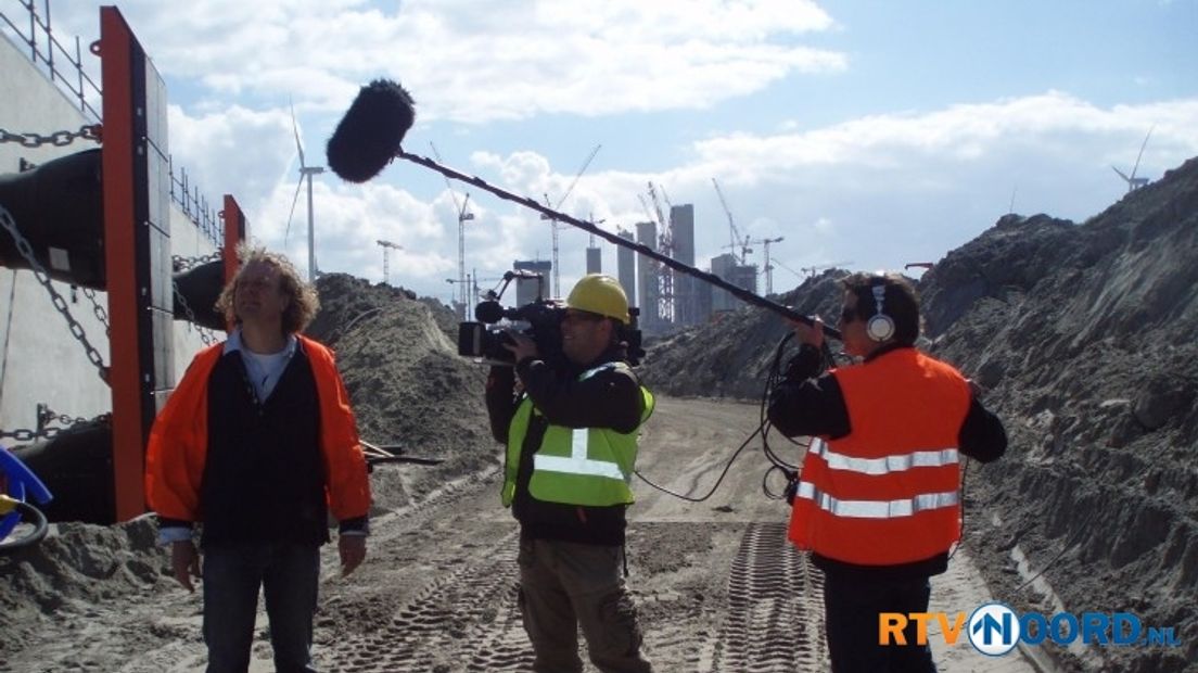 Cameraman Martijn Pot en geluidsman Geert Gritter filmen Drewes Wildeman. Zijn bedrijf is momenteel