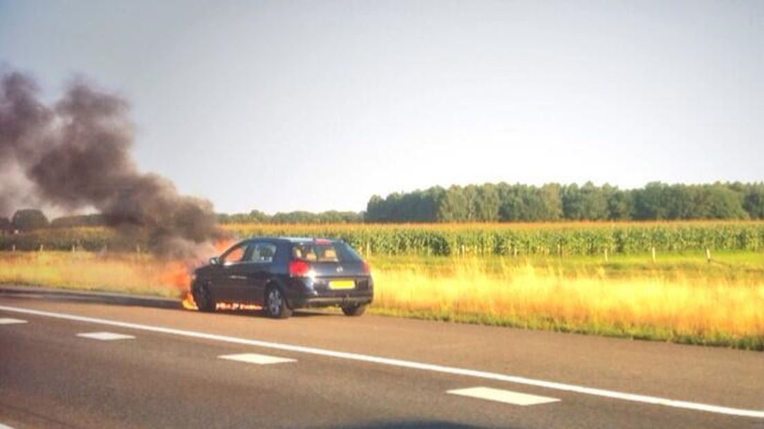 Auto in brand op snelweg A1 bij Bathmen RTV Oost