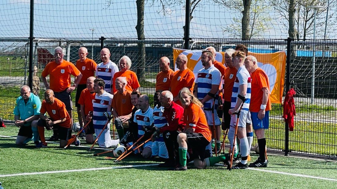 De spelers poseren met elkaar voordat de wedstrijd begint