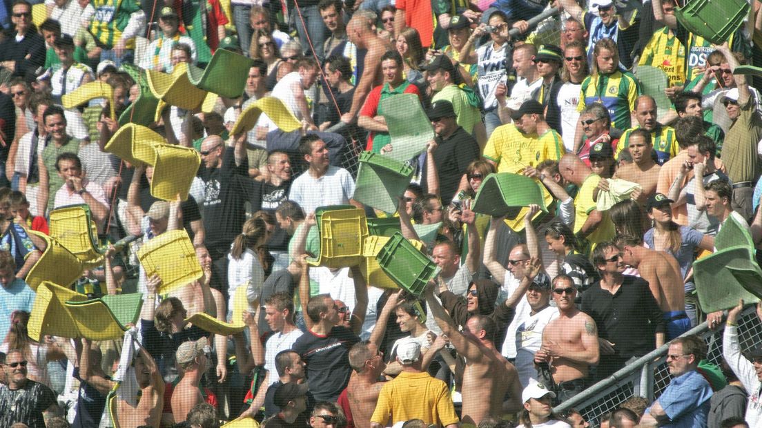 Tijdens ADO - Groningen begint een aantal supporters alvast met de sloop van het Zuiderpark