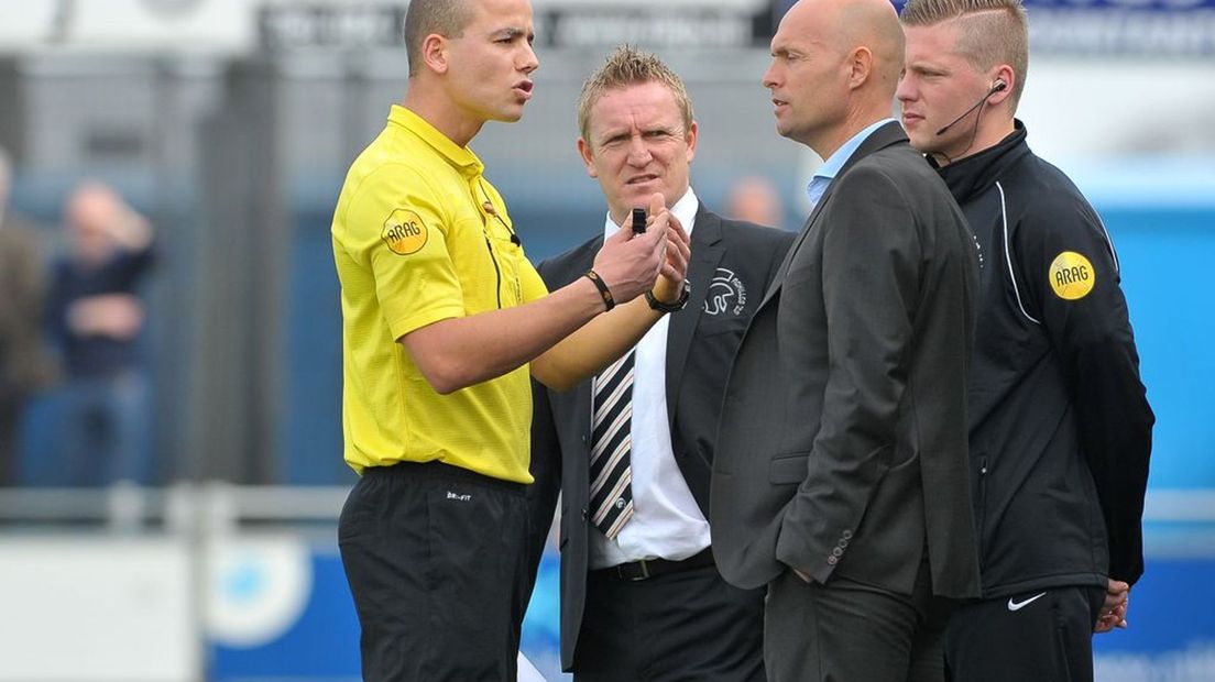 Scheidsrechter Edwin Boot legt trainers François Gesthuizen (Achilles'29) en Marcel Keizer (Telstar) uit dat de shirts te veel op elkaar lijken.