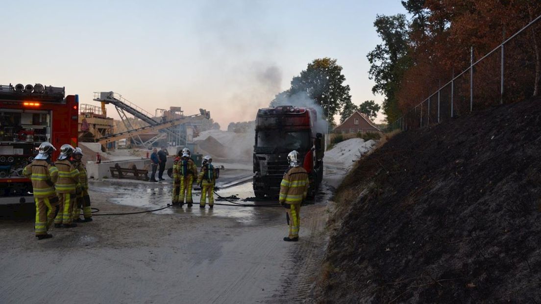 Vrachtwagen brandt uit in Kloosterhaar