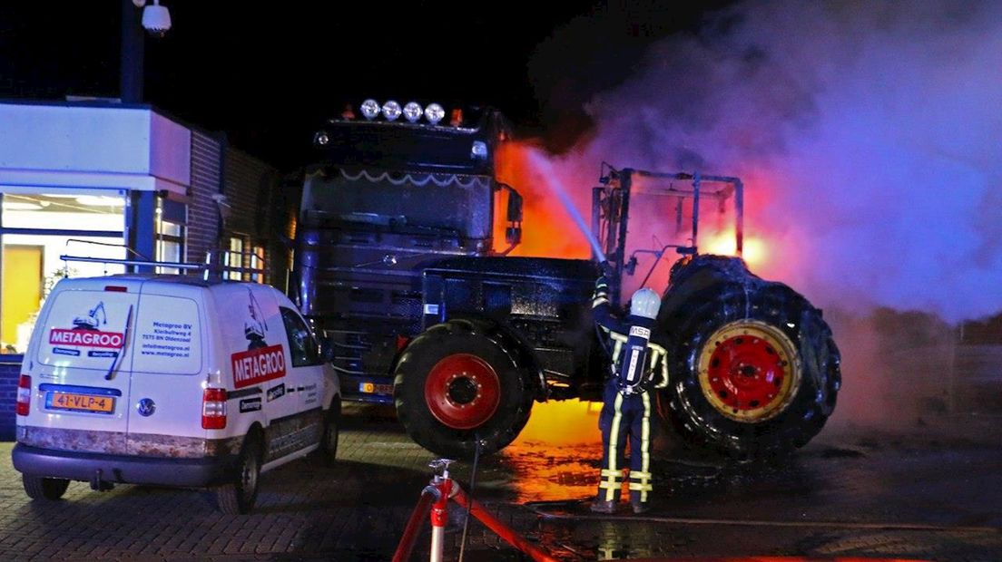 Brandende vrachtwagen en tractor