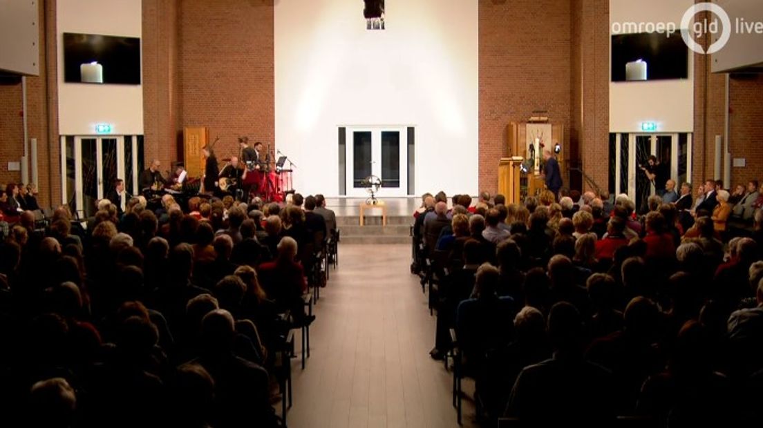 Omroep Gelderland zendt op kerstavond een kerstnachtdienst in de Kruiskerk in Nijkerk uit.