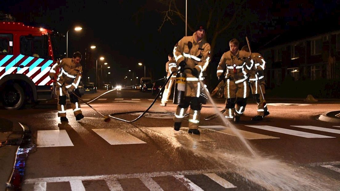 De brandweer in Vroomshoop verwijderde een oliespoor van zeker 1000 meter