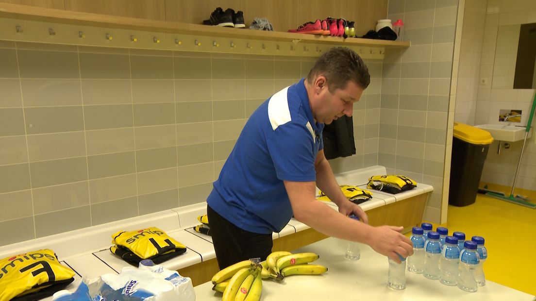 Veertig uur per week verzorgt Marco Kamphuis de voetbalmaterialen op Papendal, wij liepen een wedstrijddag met hem mee.