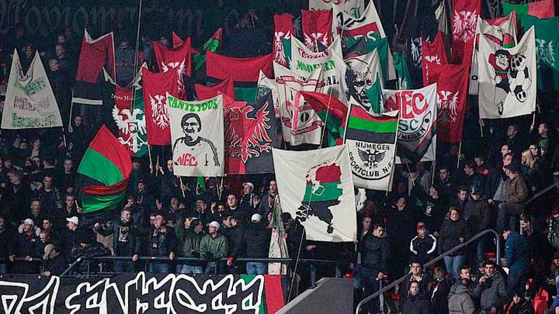 Ondanks de degradatie schaffen toch veel NEC-supporters weer een nieuwe seizoenkaart aan.Het was behoorlijk druk aan de balie van stadion De Goffert.