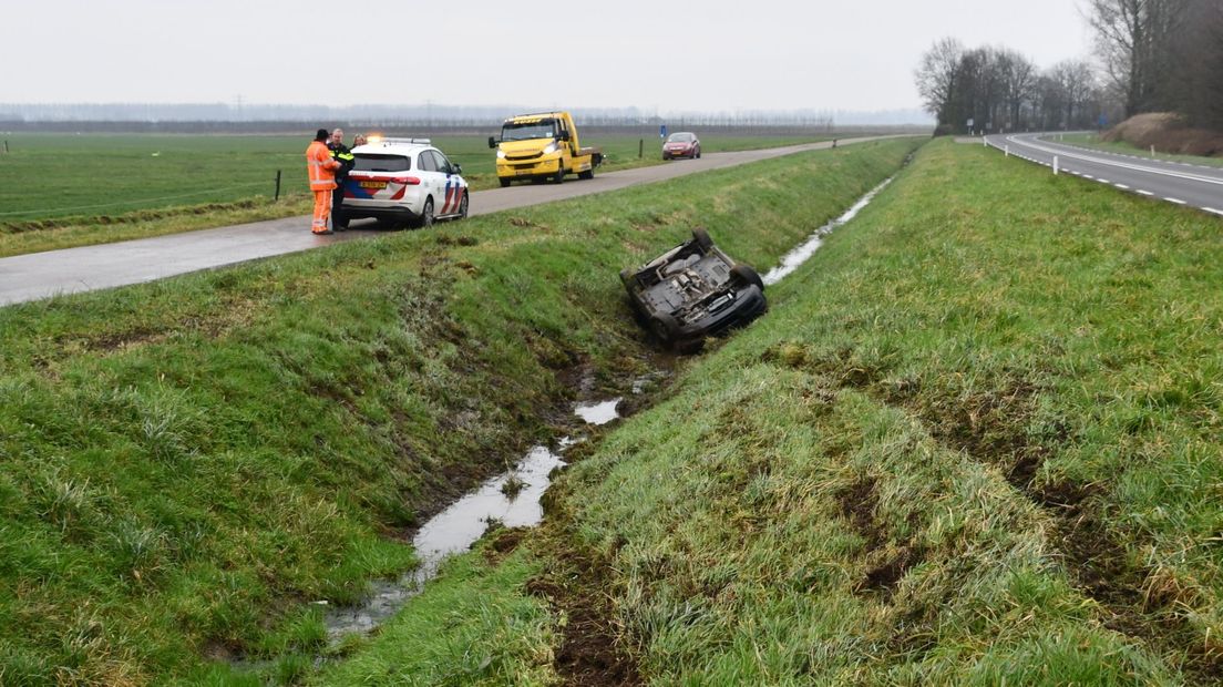 Auto op de kop in de sloot bij Hulst