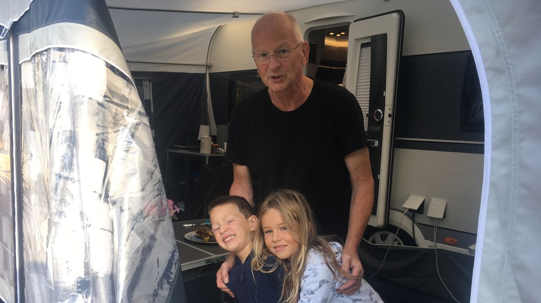 Een campingbezoeker en zijn kleinkinderen