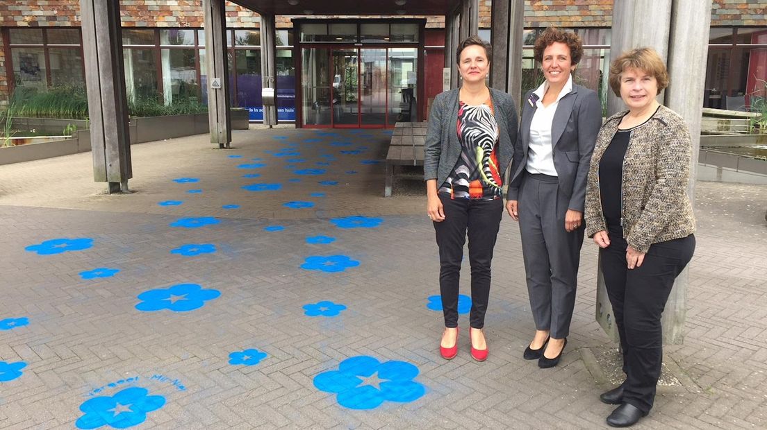 Hella van der Geest, Martine Dijkstra en Rita van Odenhoven bij de ingang van het Zonnehuis