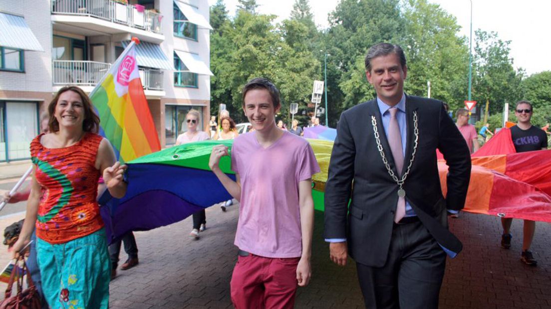Oud-burgemeester Wouter Kolff tijdens de Rainbow Walk in Veenendaal
