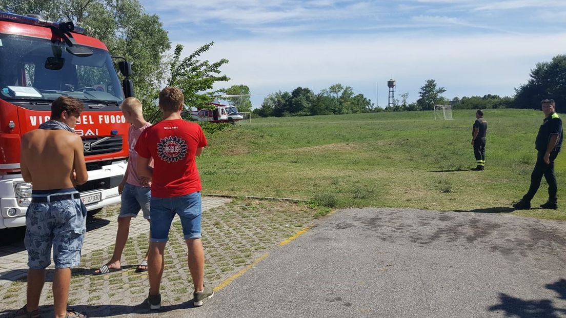 Veel vrijwilligers en hulpdiensten zoeken naar de 17-jarige jongen.