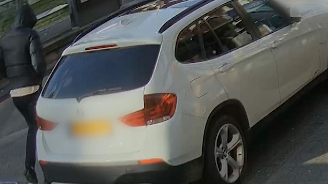 De man die uit de Mitsubishi stapt