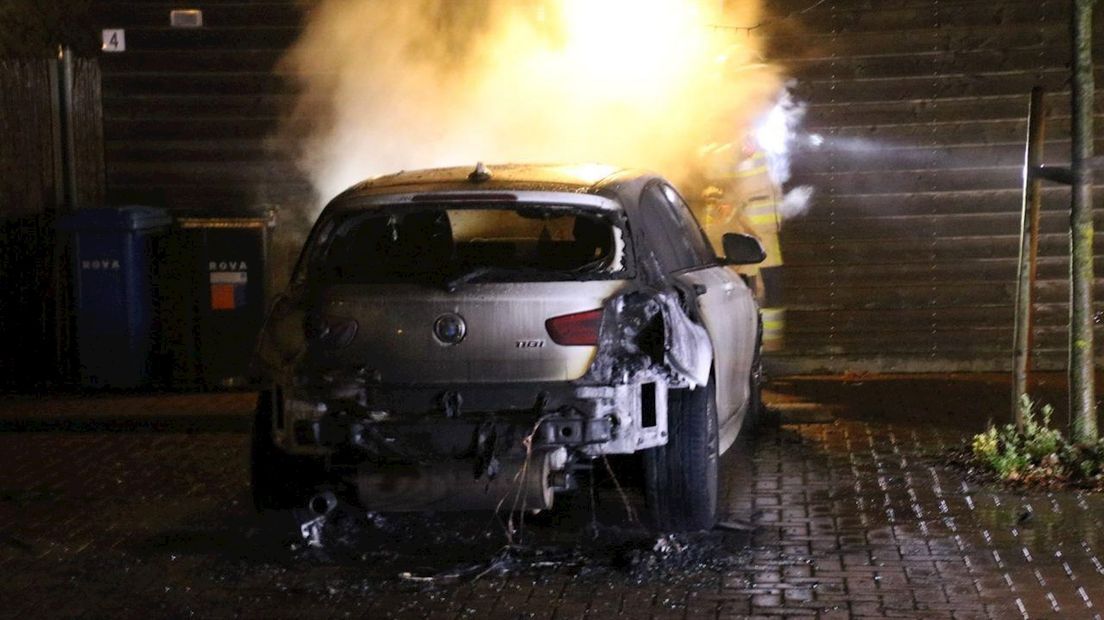 Auto in vlammen op in Zwolle
