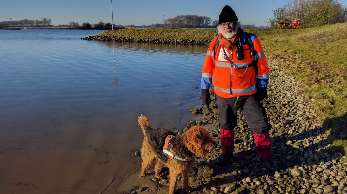 De 18-jarige Niels Wienberg uit Culemborg is al twee weken spoorloos. Zondag zochten ongeveer 30 vrijwilligers met speurhonden in de uiterwaarden van de Lek, maar zonder succes.