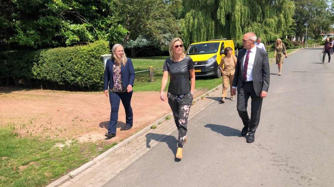 Minister Kajsa Ollongren (midden) tijdens haar bezoek aan Tjuchem