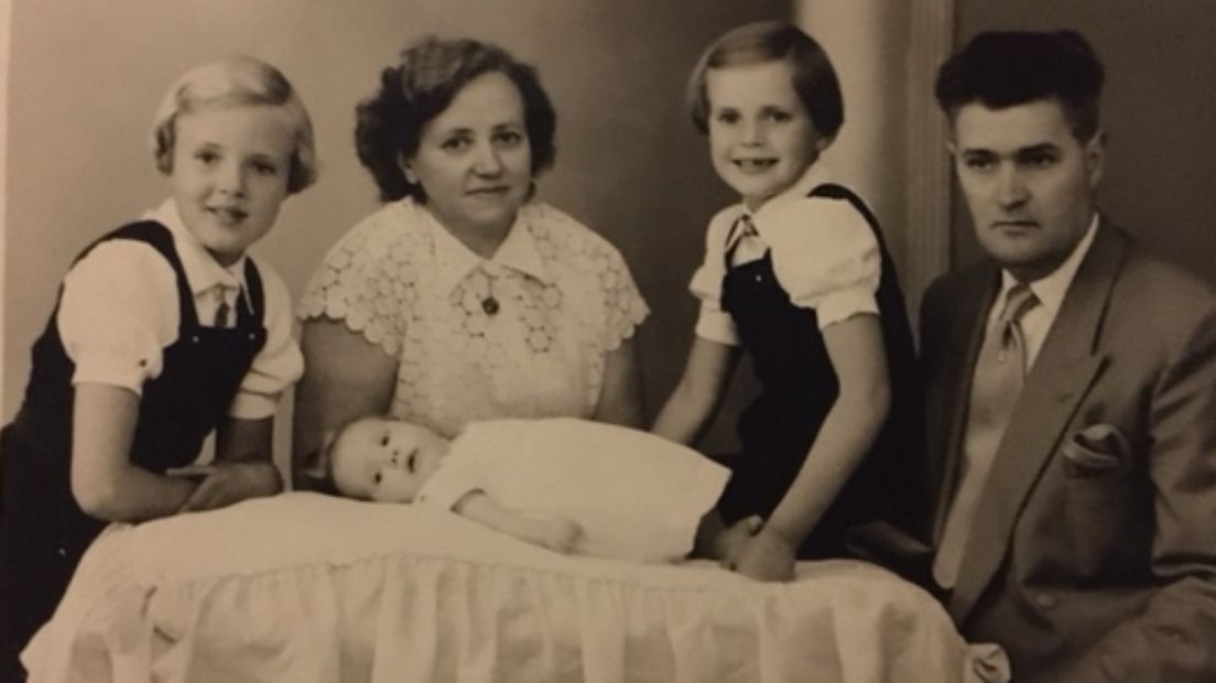 Het gezin Wal vlnr: Hillie, Liny, Ria, Hennie en baby Ineke.