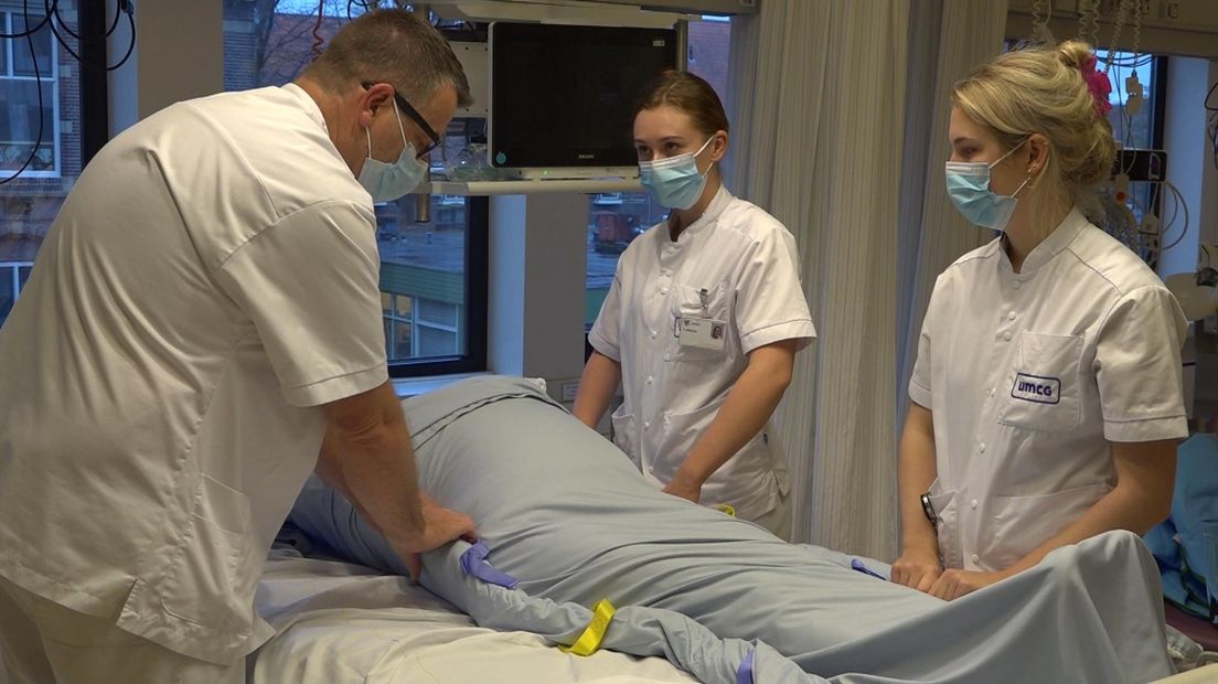 Studenten verpleegkunde oefenen voor op de ic