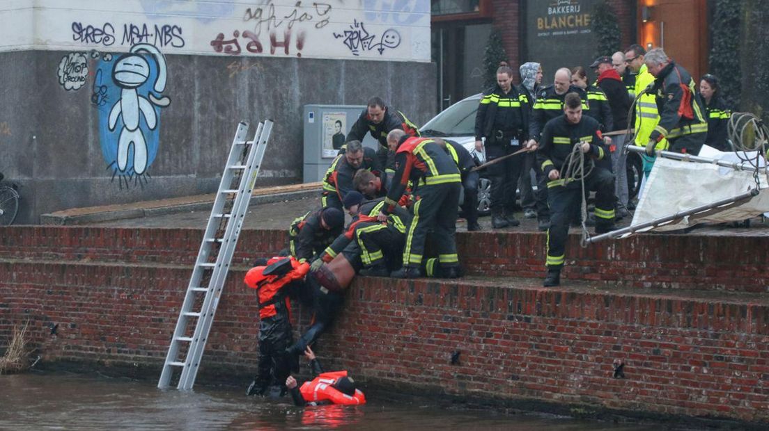 Hulpdiensten redden man uit Groningse gracht bij Kleine der A.