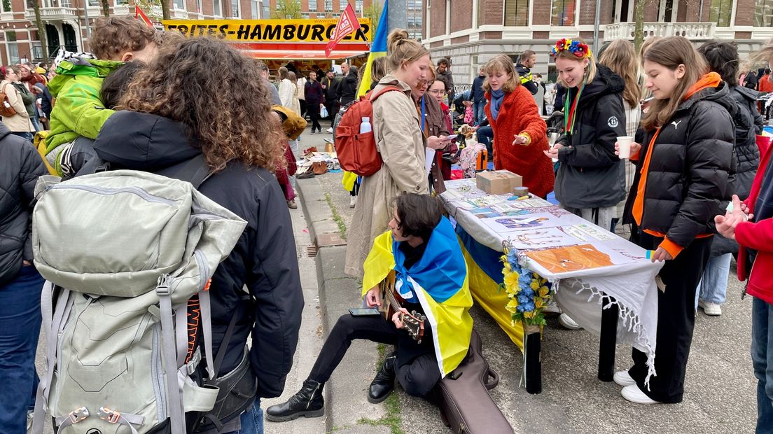 De Oekraïense studenten bij hun tafel