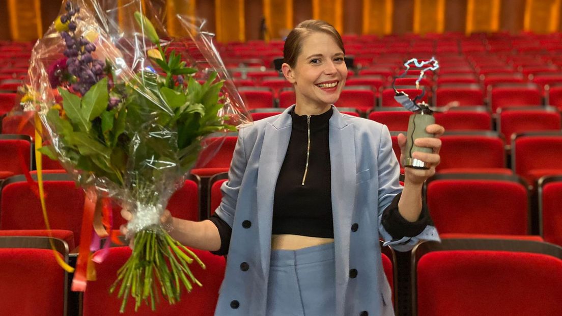 Zangeres MINKA kreeg prijs voor Cultuurtalent Overijssel
