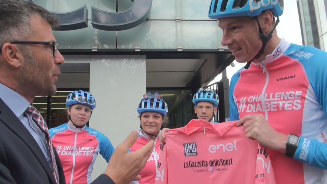 De tien wielrenners met diabetes die maandag naar Milaan zijn vertrokken om de roze Girotrui op te halen, hebben de leiderstrui eindelijk in handen. Bas van de Goor kreeg de trui overhandigd van de directeur van de Giro.