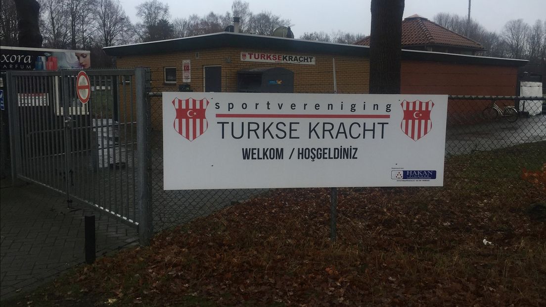 Entree met clubhuis van Turkse Kracht op sportpark Rielerenk in Deventer