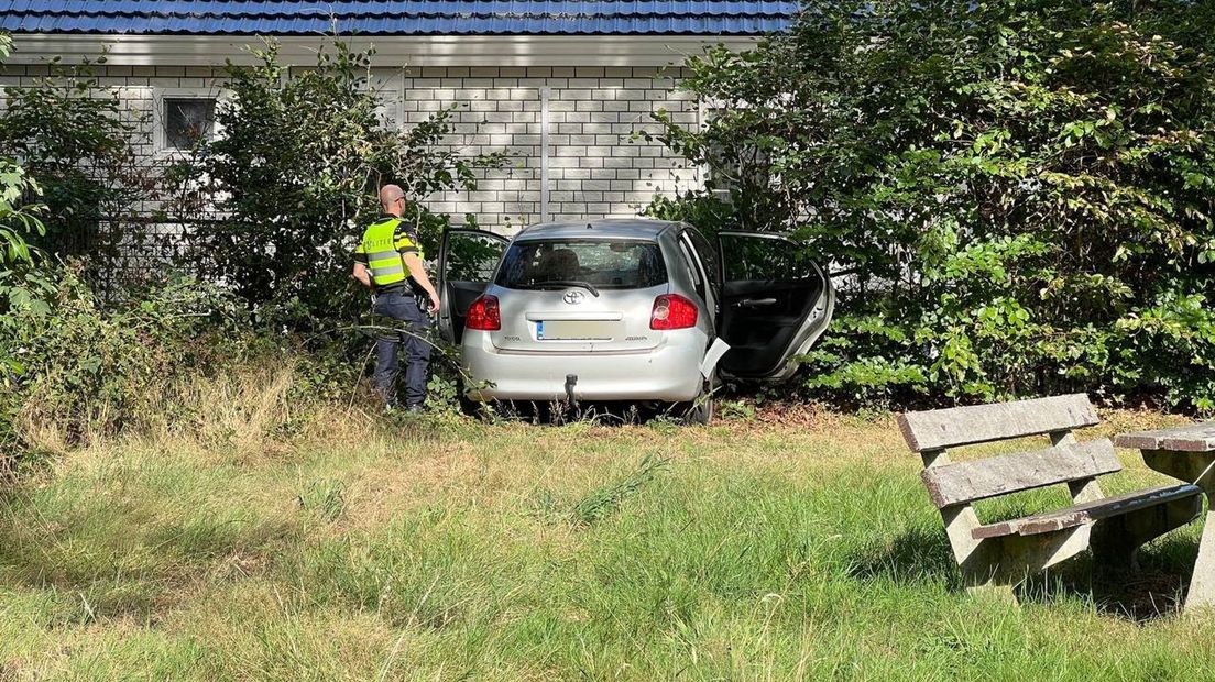 Na 100 meter naast de weg te hebben gereden, eindigt de auto tegen een hek bij een woning