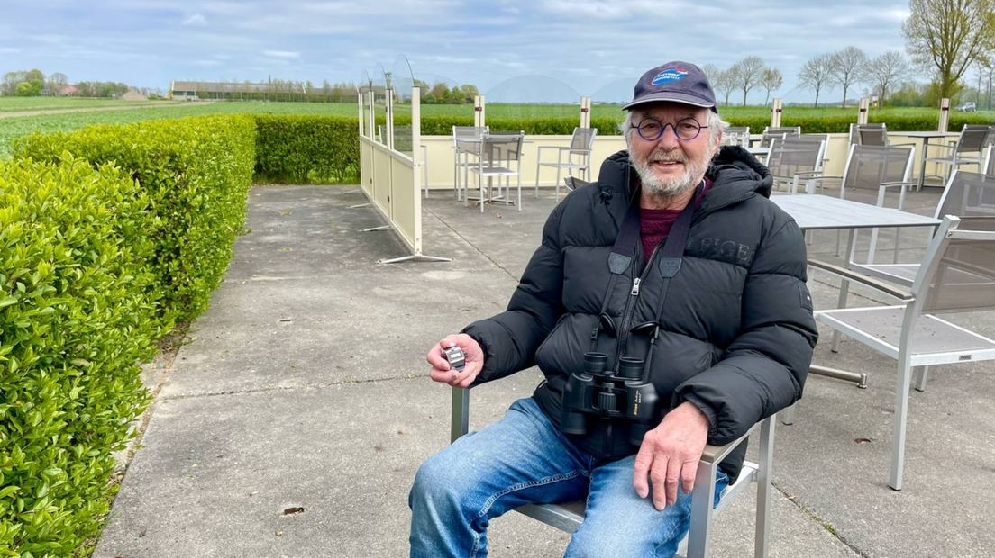 Jan van Loo uit Nieuwe Pekela komt regelmatig vliegtuigen spotten in Oostwold