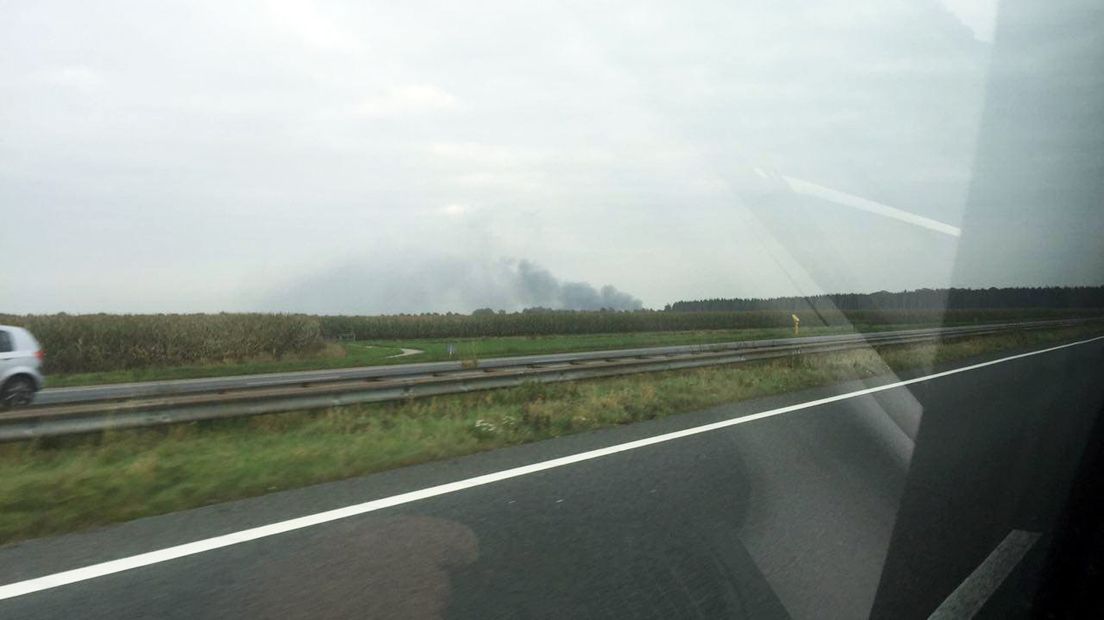 De brand is vanaf de A7 te zien.