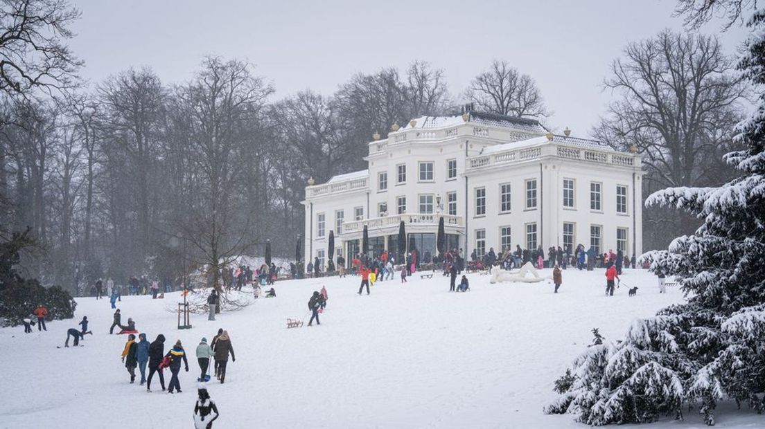 Sleeën vanaf de heuvel bij Stadsvilla Sonsbeek.