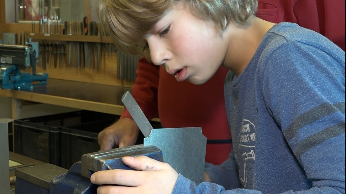 Schilderen, solderen, vijlen, een lamp laten branden. De kinderen van de basisschool in het buurtschap Woold bij Winterswijk, mogen vanmiddag van alles uitproberen in het technieklokaal.