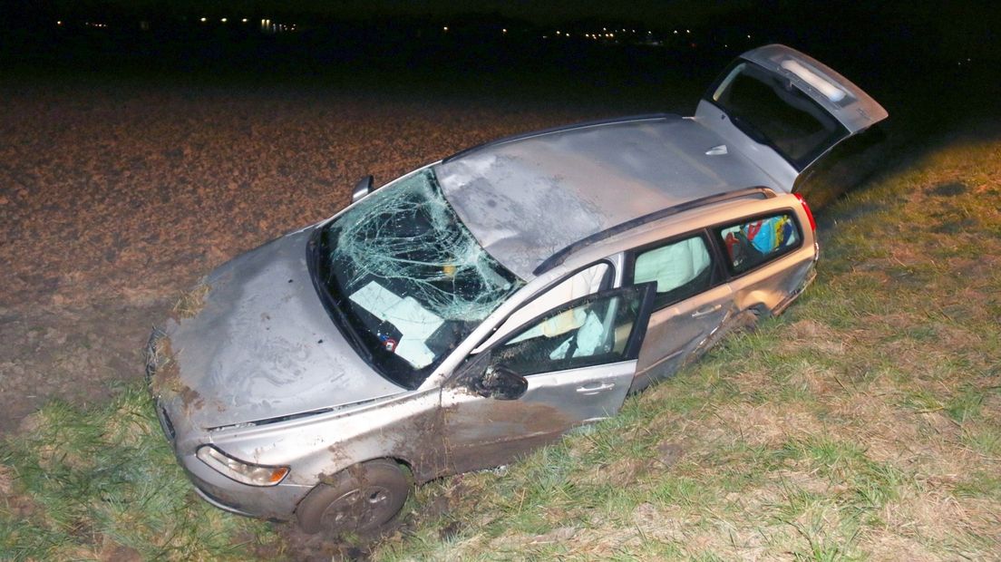 Auto belandt in sloot bij Sluis (video)