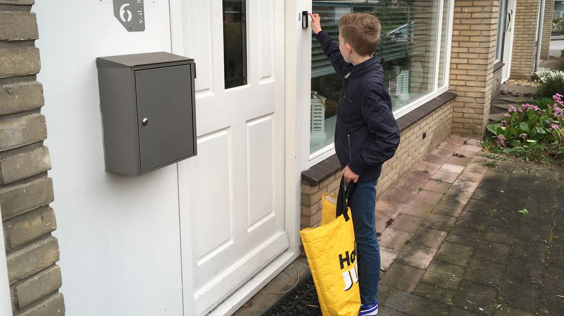 Thijs uit Veenendaal gaat langs de deuren voor flessen.