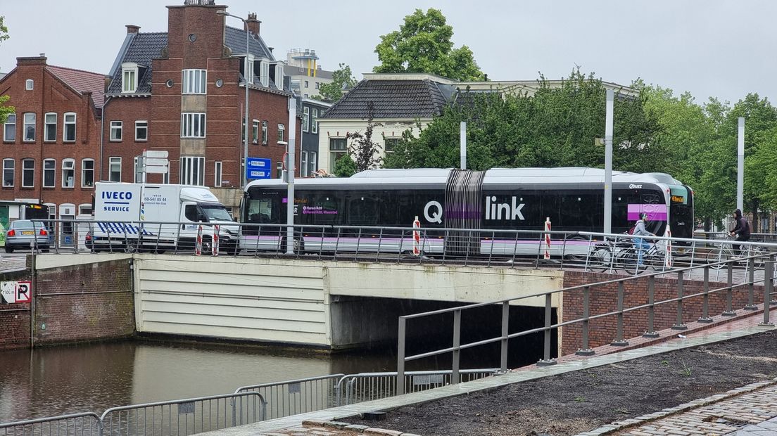 De bus stond enige tijd stil op de Steentilbrug in Stad