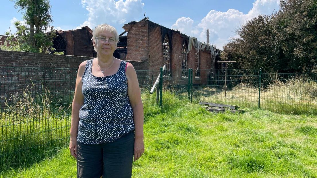 Greetje Westerling voor haar afgebrande ouderlijk huis