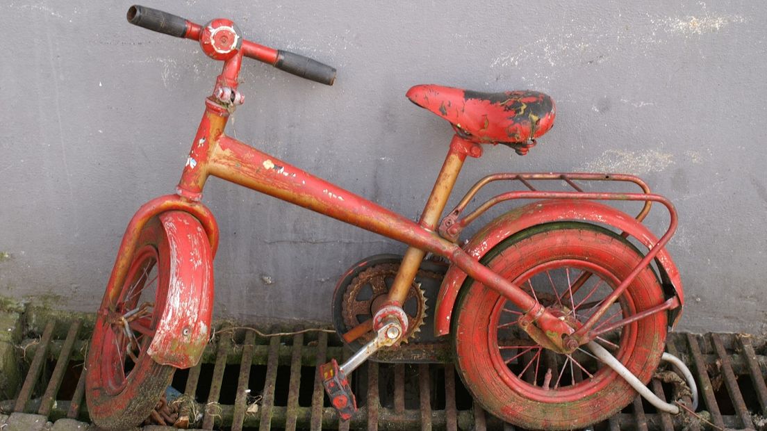 Een oud kinderfietsje (ter illustratie)