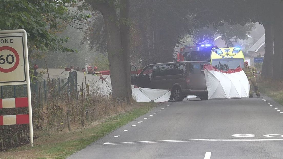 De plek van het ongeval is afgezet met schermen.