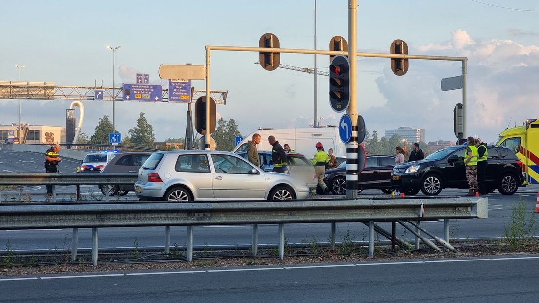 Meerdere auto's zijn betrokken bij het auto-ongeluk op het Julianaplein