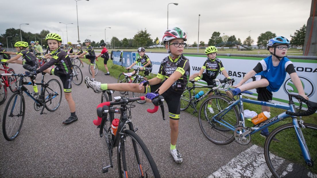 Jonge wielrennertjes op een wielerbaan