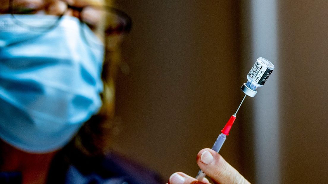 Een coronavaccin in een injectienaald