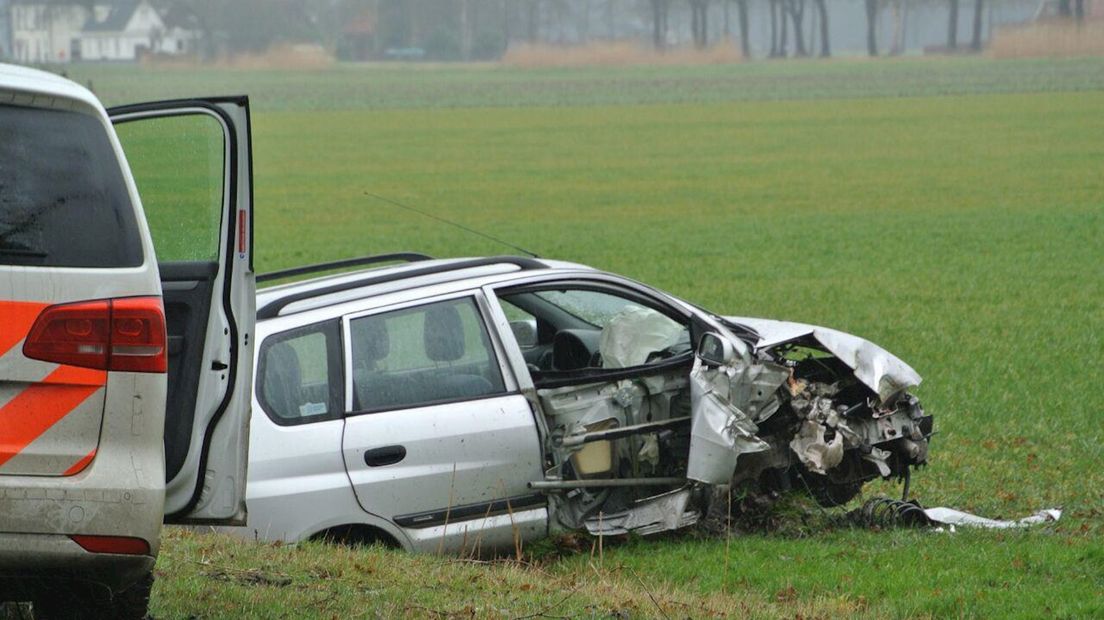 Auto botst tegen boom in Lemelerveld