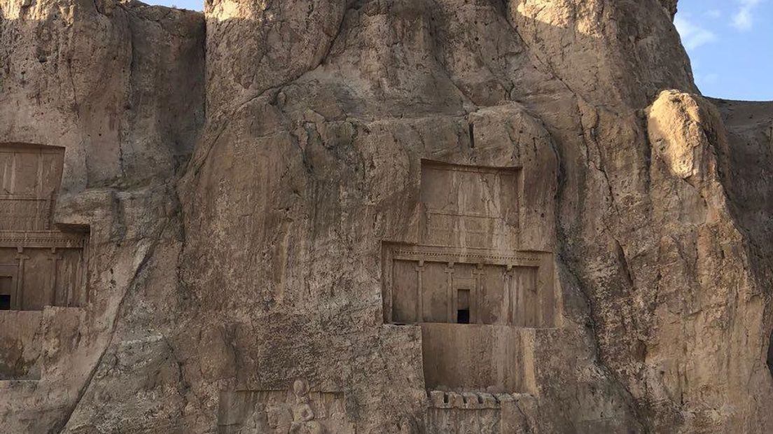 De tombes van de Perzische koningen bij Naqsh-e Rustam (Rechten: RTV Drenthe)