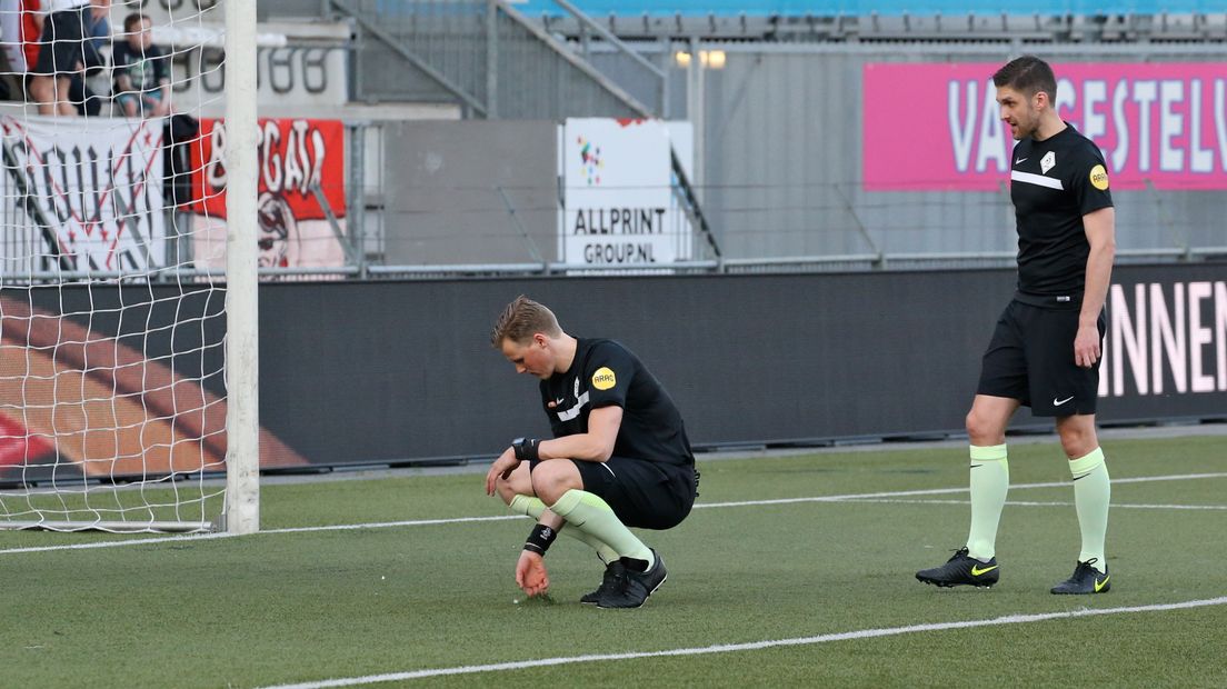 Scheidsrechter Van der Eijk keurde vrijdag het kunstgrasveld in Den Bosch af