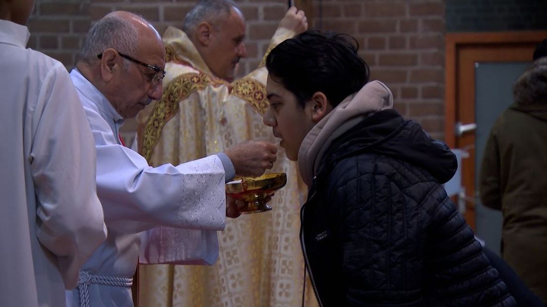 Hostie wordt toegediend tijdens Syrische katholieke mis